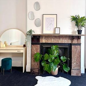 Centrally Located Apartment-Free Parking